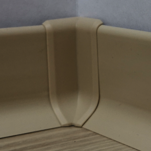 Roh k soklu vnútorný PVC Profil-EU cappuccino, výška 40 mm, SKPVCVNIR4CA